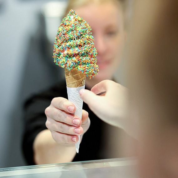 En ekspedient udleverer en softice hos Sv. Michelsen i Lyngby